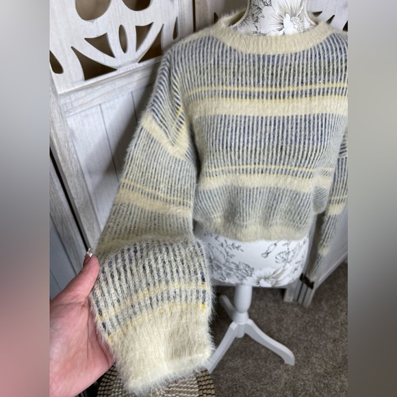 &merci Fuzzy Long Sleeve Pullover Sweater Cropped Size Small - Picture 1 of 4